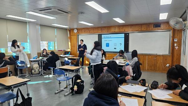 2025학년도 2학년 2학기 수업량 유연화 활동 사진입니다. 